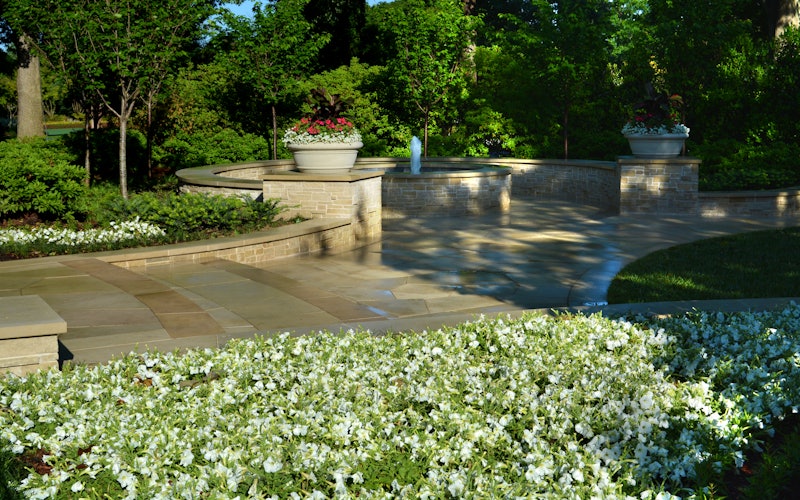 val-late-garden